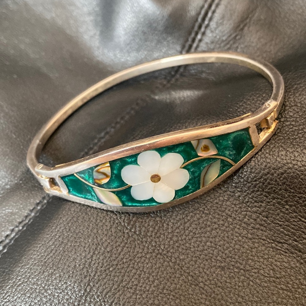 Alpaca bracelet with flower silver tone